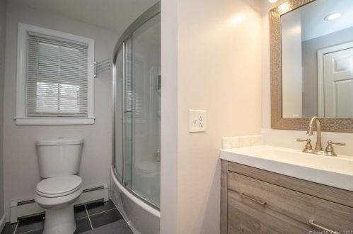 20 Taylor St, Windsor CT  06095-2434 exterior