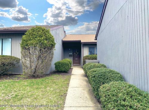 32 Concord Ct, Tinton Falls, NJ 07701-5414