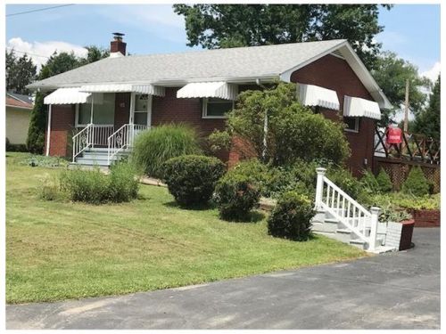 204 Richards Dr, Latrobe, PA 15650-4154