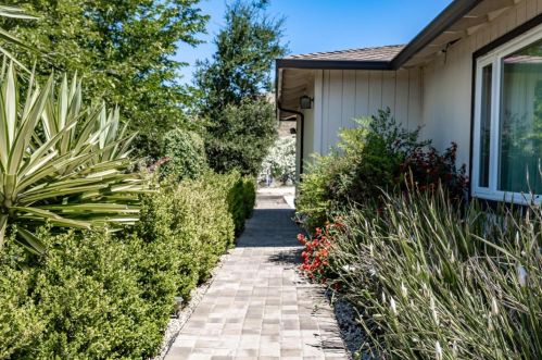 1031 Foothill Rd, Hollister, CA 95023-9454