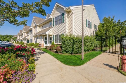 172 Morley Cir, Huntington Station, NY 11747-4845