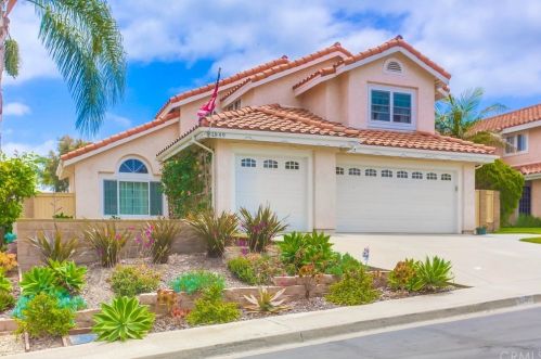 1849 Paseo Del Lago Dr, Vista, CA 92081-5462