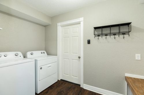 18 Lyncrest Dr, Galveston TX  77550-3215 exterior