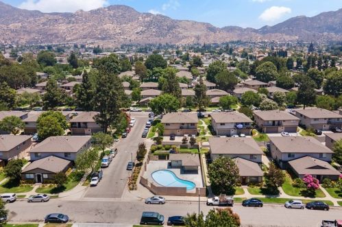 2036 Avenida Vista Delmonte, Simi Valley CA  93063-4018 exterior