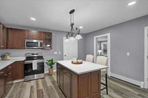 77 Chestnut St, Middletown CT  06457-3801 exterior