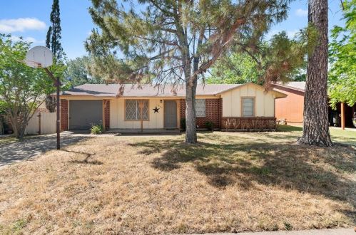 1424 Phillips St, Cleburne TX  76033-7653 exterior