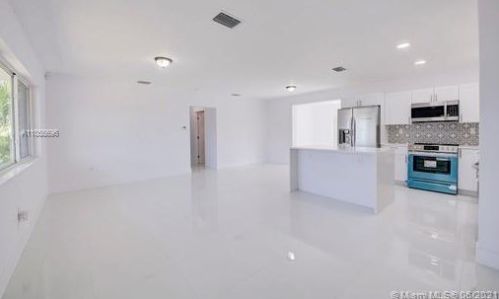 1124 70th Pl, Hialeah FL  33014-5113 exterior