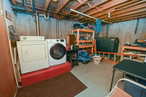 17 English Range Rd, Derry NH 03038-5323 exterior