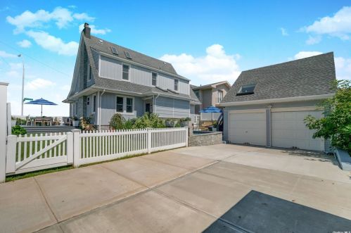 136-17 Bch Channel Dr, Far Rockaway NY  11694-2402 exterior