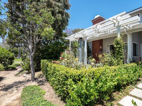 4 Bermuda Ct, Manhattan Beach CA  90266-7240 exterior