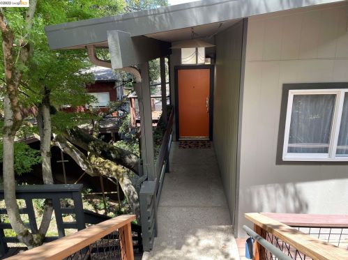 6667 Aitken Dr, Oakland, CA 94611-1555