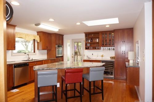 180 Long Hill Rd, Wallingford CT  06492-4934 exterior