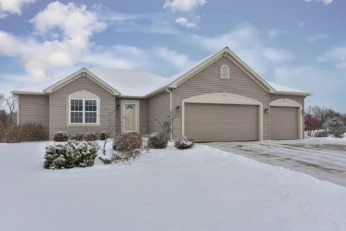 2392 Cedar Crest Dr, Slinger, WI 53086-9077