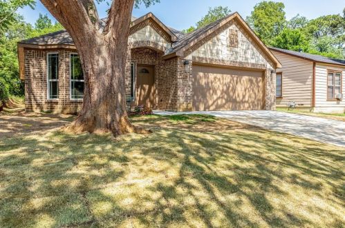 3700 Bright St, Fort Worth, TX 76119-3902