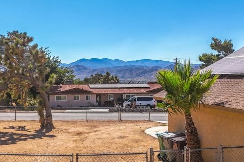 7645 Victoria Ave, Yucca Valley CA  92284-6152 exterior