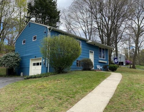 564 Millburn Ct, Valley Cottage, NY 10989-1450