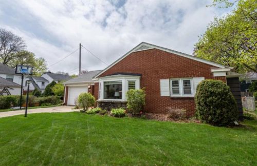 2621 94, Milwaukee WI  53228-1404 exterior