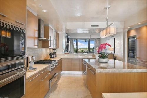 13675 Vanderbilt Dr, Naples FL  34110-6002 exterior