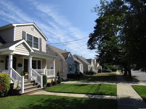 105 4th St, New Hyde Park, NY 11040-4117