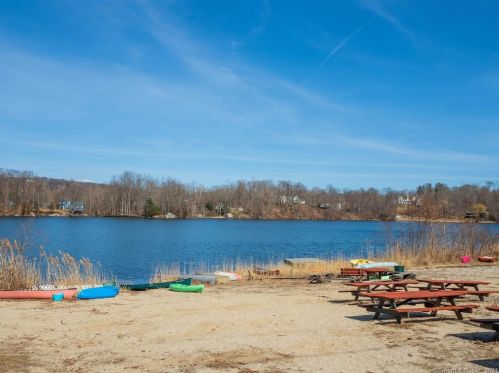 283 Mamanasco Rd, Ridgefield CT  06877-2425 exterior