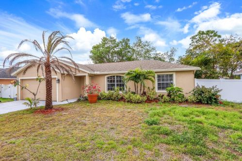 454 Saginaw Ave, Fort Pierce FL  34953-5990 exterior