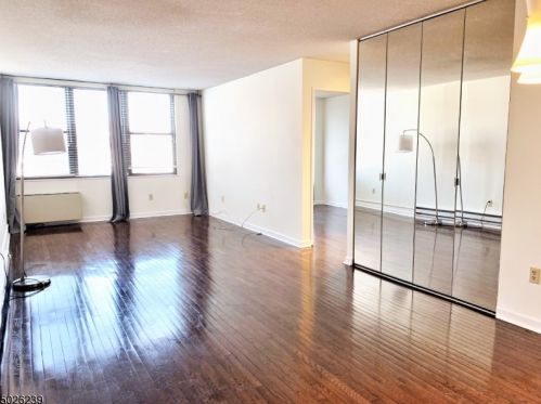 9019 Wall St, North Bergen, NJ 07047-7096