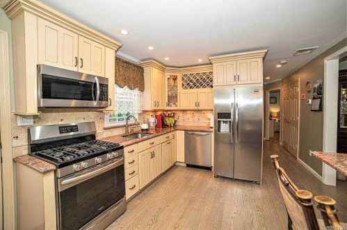 300 John St, North Lindenhurst, NY 11757-4212