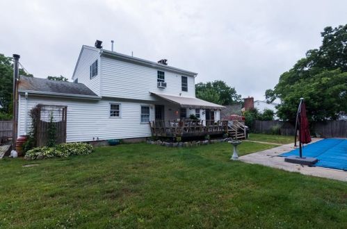 135 Brookside Dr, North Kingstown RI  02852-2005 exterior