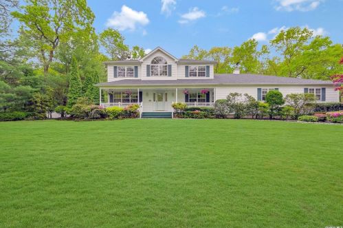 27 Farmhouse Dr, Panamoka, NY 11961-2169