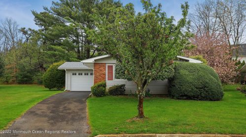 8 Poe Rd, Bricktown, NJ 08724-2443