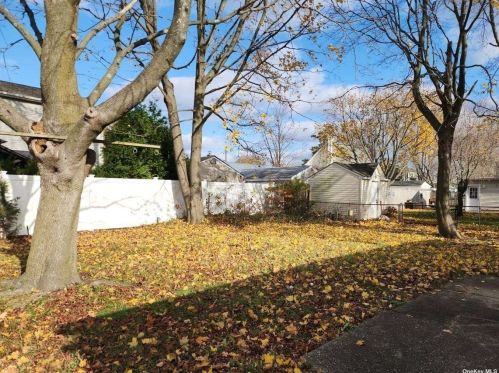 217 15th St, Babylon, NY 11704-2728