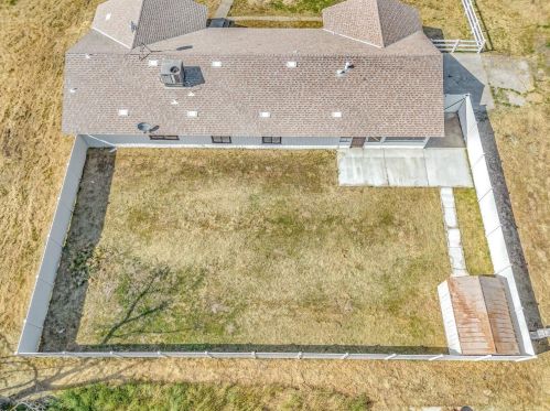 855 Mount Whitney Ave, Laton CA  93242-9724 exterior