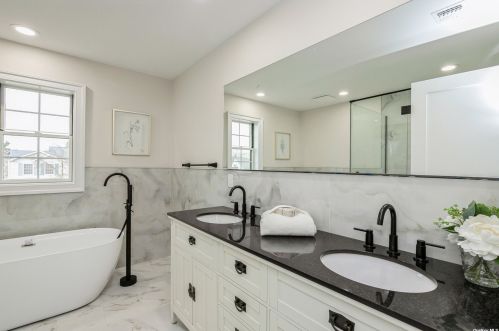 57 Bobwhite Ln, Hicksville NY  11801-4520 exterior