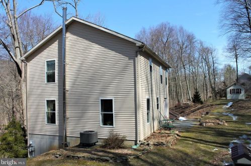 324 Mountaintop Rd, Swartzville PA  17569-9016 exterior