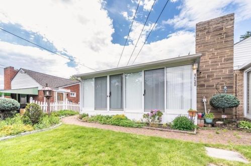 1530 Greentree Rd, Pittsburgh, PA 15220-1908