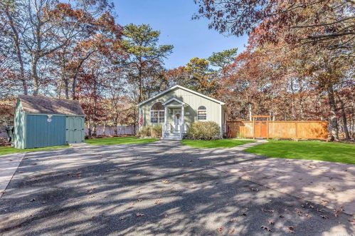 27 Pin Oak Path, East Quogue, NY 11942-4641