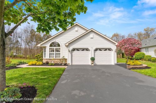 203 Skyline Dr, Lakewood, NJ 08701-5740
