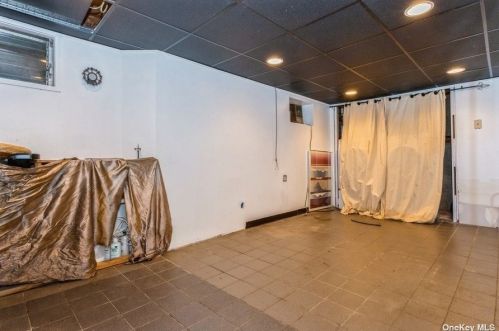 2837 Robert Ln, North Bellmore NY  11710-2927 exterior