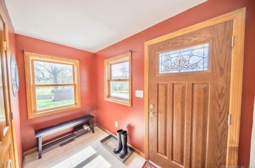 7 Edgewood Dr, Middletown CT 06457-3508 exterior