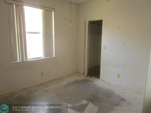 1576 151st Ave, Hollywood FL  33027-2371 exterior