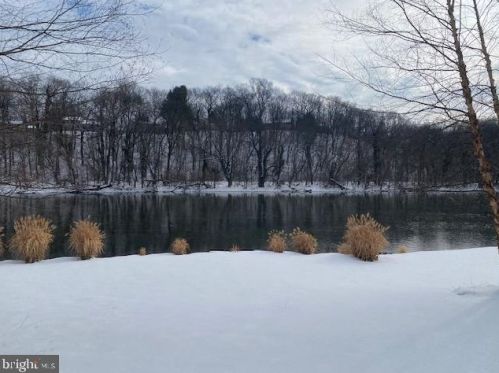 426 Lamp Post Ln, Camp Hill, PA 17011-1457