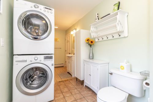 8 Canter Ct, Nashua NH  03063-2929 exterior