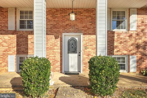 802 Fielding Dr, Red Lion, PA 17356-9227