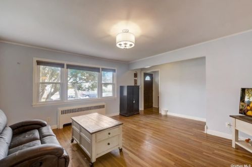 1317 Union Ave, Floral Park, NY 11003-2611