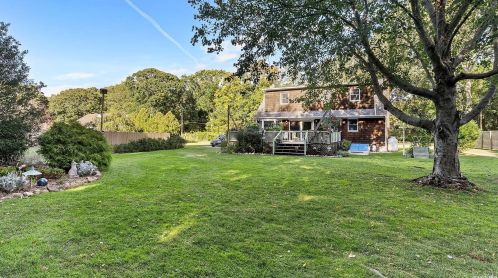 36 Carroll St, Pine Neck, NY 11963-2922