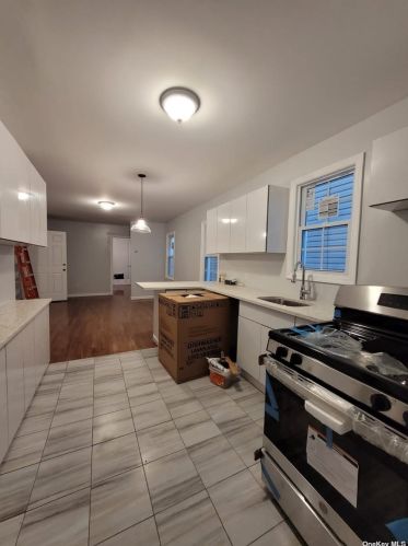 97-38 82nd St, Jamaica, NY 11416-2915
