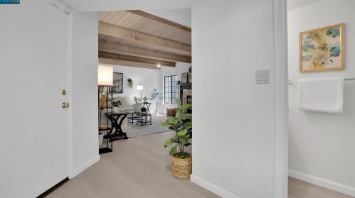 2101 Henry Ave, Pinole CA  94564-1771 exterior