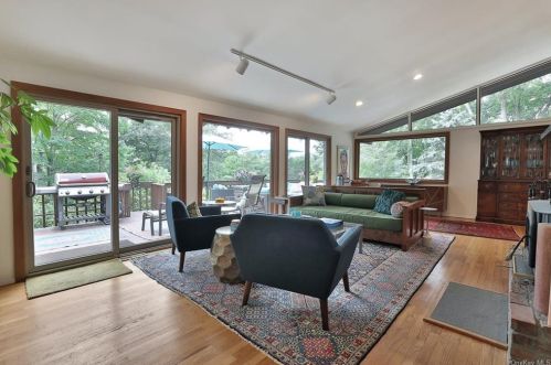 68 Spice Bush Ln, Tuxedo Park NY  10987-3518 exterior