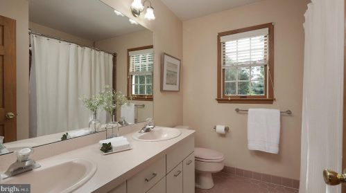 13 Woodside Ln, Flemington NJ  08822-3221 exterior