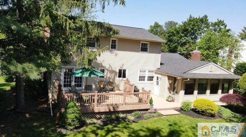 18 Hamilton Dr, East Brunswick NJ  08816-2709 exterior